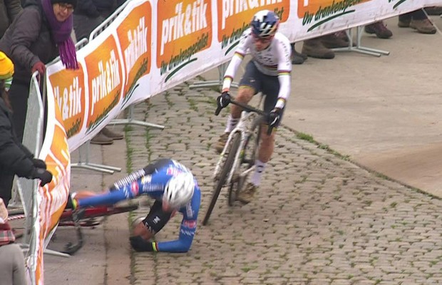 Vitória de Pidcock e dura queda de Van der Poel no Superprestige CX de Boom