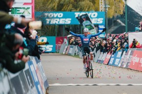 Van der Poel takes the CX World Cup in Antwerp with a great victory