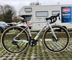 A Canyon Inflite edição Arco-íris de Puck Pieterse