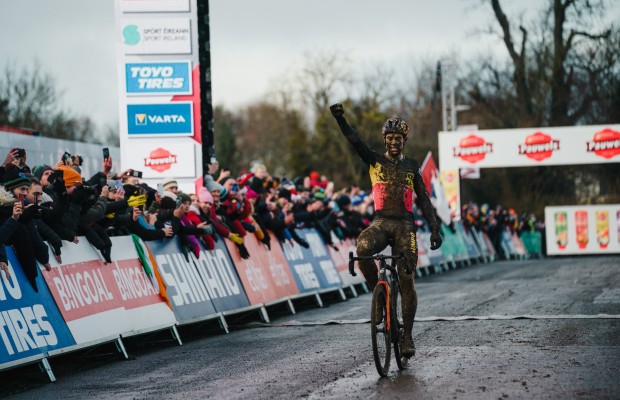 Van Aert vence em Dublin com tudo contra