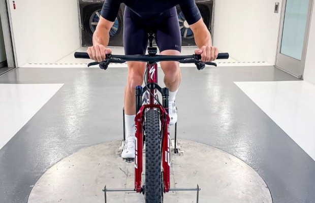 Specialized esconde sua contratação principal e uma nova Epic 2023?
