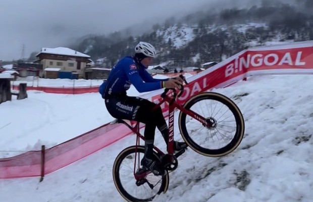 Traction or power? This is how Van der Poel climbs the snowy Val di Sole circuit