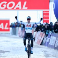 Vanthourenhout wins in Val di Sole against a Van der Poel far from his pace