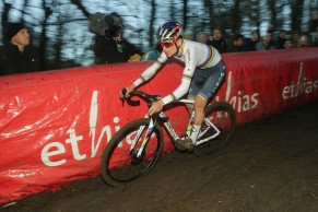 Van Aert gana en Diegem ante un gran Pidcock y un Van der Poel que se quedó sin fuerzas