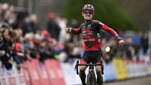 Iserbyt gana en Baal tras una inexplicable caída de Pidcock: "No hice nada estúpido"