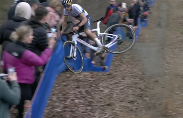 Iserbyt wins in Baal after Pidcock's inexplicable crash: "I didn't do anything stupid"