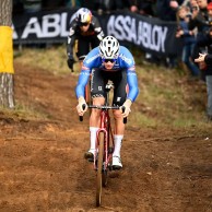 Van der Poel gana a Van Aert en su casa