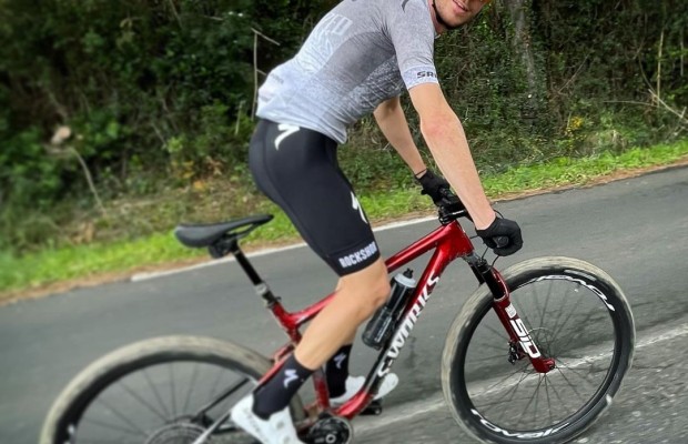 Victor Koretzky já se veste de Specialized Factory Racing e sua bicicleta esconde alguma novidade