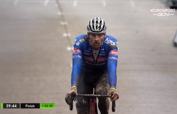 Van der Poel vence Van Aert em sua casa