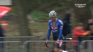 Van Aert dominates in Koksijde against a Van der Poel with back problems