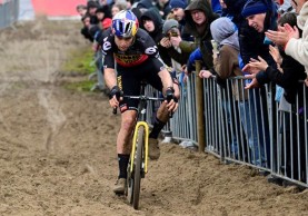 Van Aert dominates in Koksijde against a Van der Poel with back problems