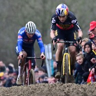 Van Aert dominates in Koksijde against a Van der Poel with back problems
