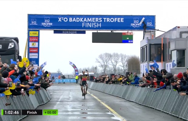 Van Aert dominates in Koksijde against a Van der Poel with back problems