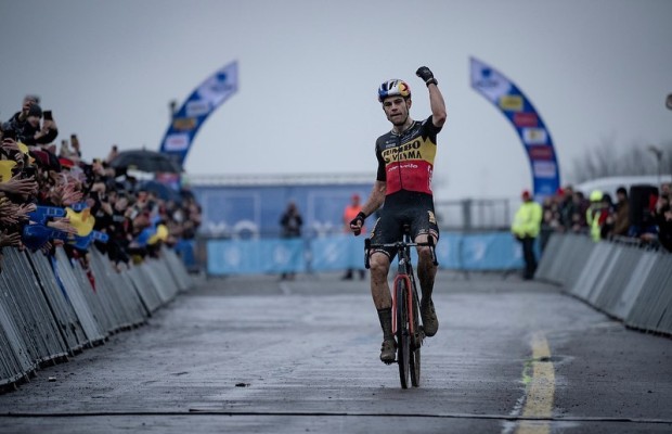 Van Aert arrasa en Koksijde ante un Van der Poel con problemas de espalda
