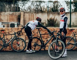 El UAE Team Emirates correrá en 2023 con ruedas y manillares ENVE