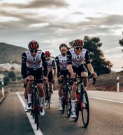 El UAE Team Emirates correrá en 2023 con ruedas y manillares ENVE