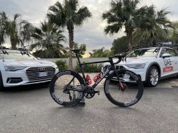 El UAE Team Emirates correrá en 2023 con ruedas y manillares ENVE