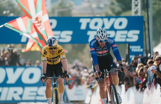 Van der Poel vence Van Aert no espetáculo de Benidorm