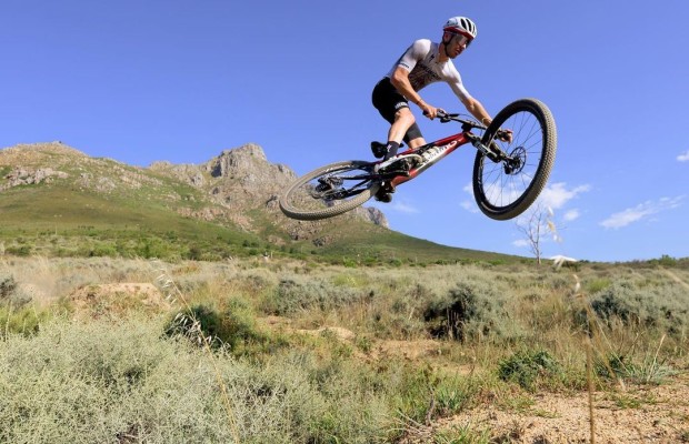 Nino Schurter e Victor Koretzky protagonizam o primeiro sprint do ano