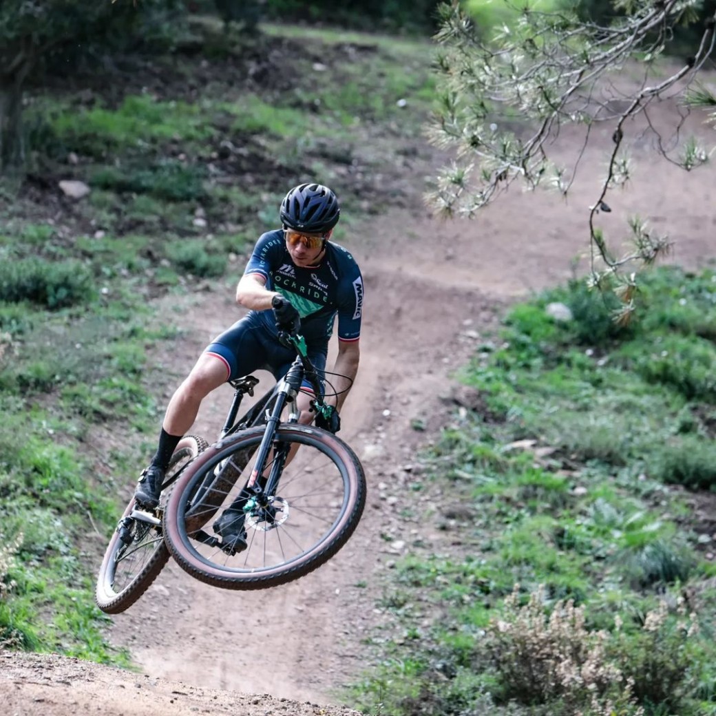 Primeras imágenes de una nueva Rockrider de doble suspensión y una ...