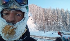 "¿Estás vivo? ¿Qué haces? ¡Vamos al coche!". Así rescataron a este ciclista atrapado a -50º en Siberia