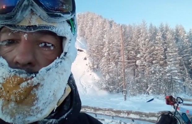 "¿Estás vivo? ¿Qué haces? ¡Vamos al coche!". Así rescataron a este ciclista atrapado a -50º en Siberia