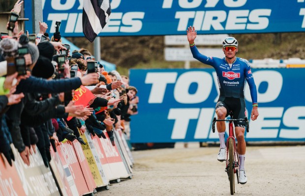 Van der Poel gana con contundencia en Besançon, todo un aviso de cara al Mundial