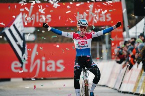 Van der Poel gana con contundencia en Besançon, todo un aviso de cara al Mundial