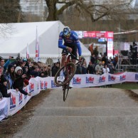 Van der Poel gana con contundencia en Besançon, todo un aviso de cara al Mundial