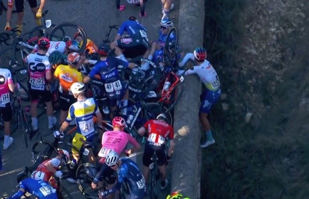 A massive crash and a rider about to fall off a bridge, this is how the second stage of the Etoile de Bessèges ended