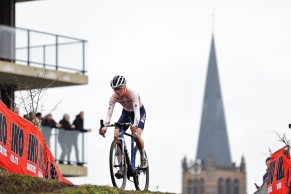 Van Empel gana el Mundial de CX con mucha superioridad