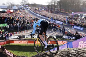 Van der Poel vence no sprint e conquista seu quinto Mundial