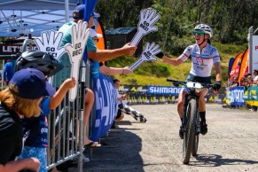 McConnell volta a ser Bec Henderson e vence o Campeonato Australiano de XCO e XCC