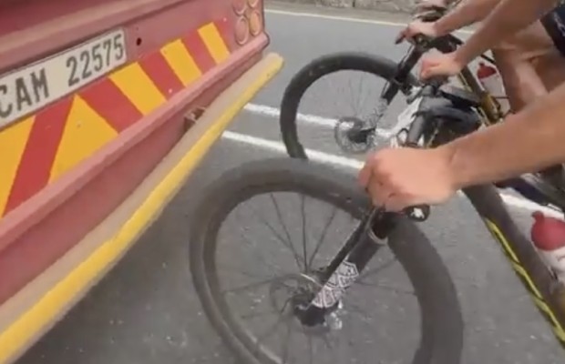 Mau exemplo de Sarrou, Colombo e Schurter