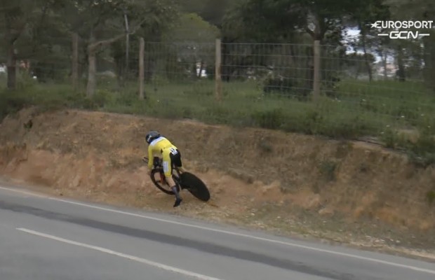 Pidcock saves crash with cyclocross style riding a time trial bike