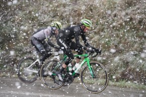The peloton stops the race because of the snow and a mess is made in the O Gran Camiño