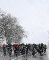 The peloton stops the race because of the snow and a mess is made in the O Gran Camiño