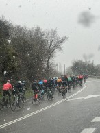 The peloton stops the race because of the snow and a mess is made in the O Gran Camiño