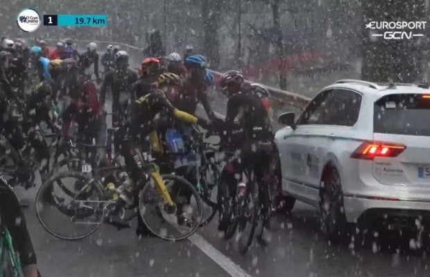 The peloton stops the race because of the snow and a mess is made in the O Gran Camiño