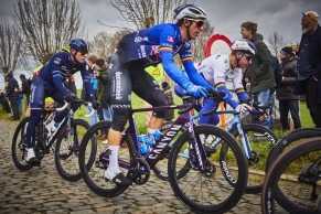 Dylan Van Baarle debuta a lo grande en Omloop Het Niewsblad