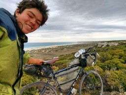Con 18 años se acaba de convertir en el ciclista más joven en dar la vuelta al mundo en bici