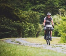 Con 18 años se acaba de convertir en el ciclista más joven en dar la vuelta al mundo en bici