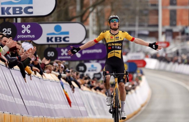 Dylan Van Baarle debuts in style at Omloop Het Niewsblad