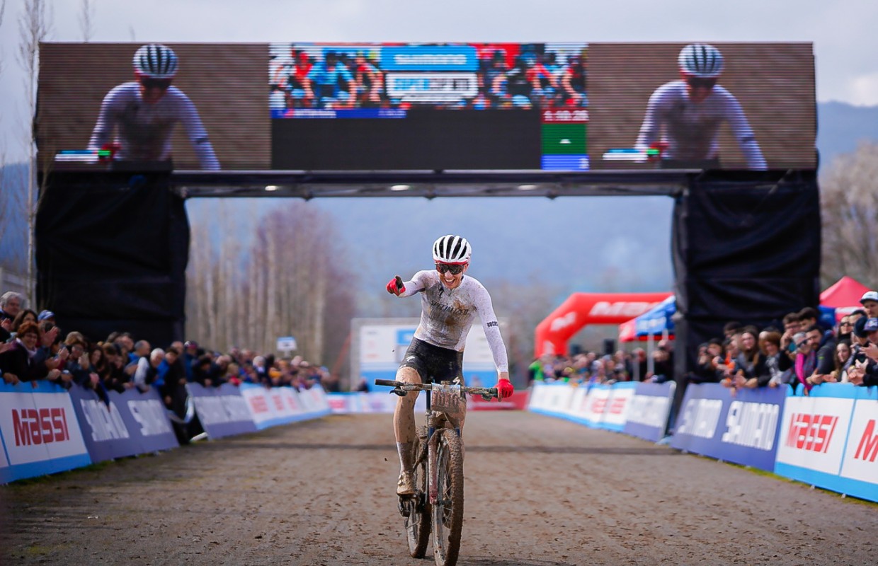 Batten dominates from start to finish and wins on the mud of Banyoles