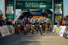 Paluta and Bernas surprise and win the first stage of the Andalucía Bike Race 2023, Figueras and Wüst win with authority in the women's category