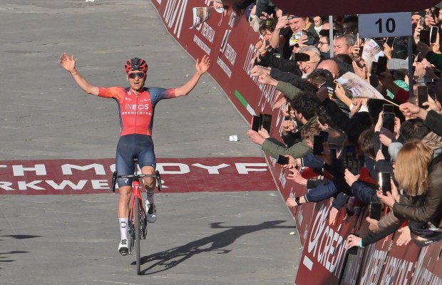 Épica victoria de Tom Pidcock en Strade Bianche
