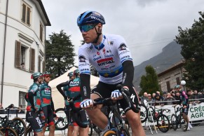 Fabio Jakobsen se apunta el primer sprint de Tirreno-Adriático