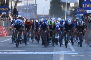 Fabio Jakobsen se apunta el primer sprint de Tirreno-Adriático