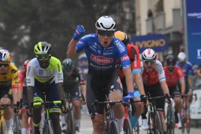 Van der Poel launches Philipsen to victory in the third stage of Tirreno-Adriatico