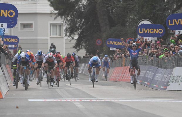 Van der Poel launches Philipsen to victory in the third stage of Tirreno-Adriatico